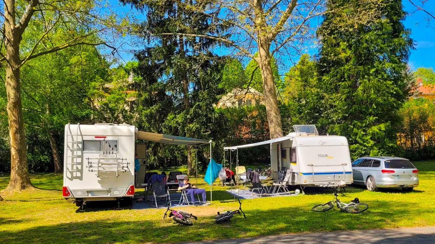 Schattige Bäume, große Grünfläche - Thermal Camping Zalakaros