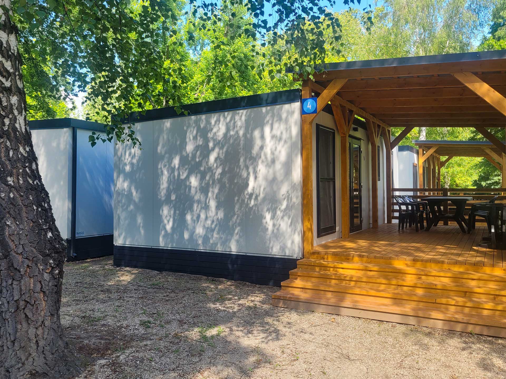 Mobilhäuser mit Terrasse auf dem Campingplatz